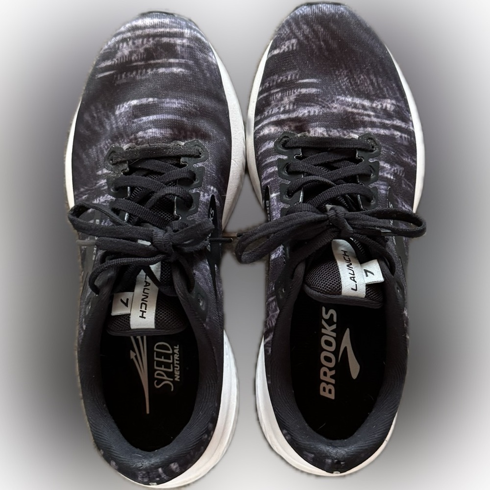 Brooks Launch 7 Women’s Sneakers Black and White Size 8